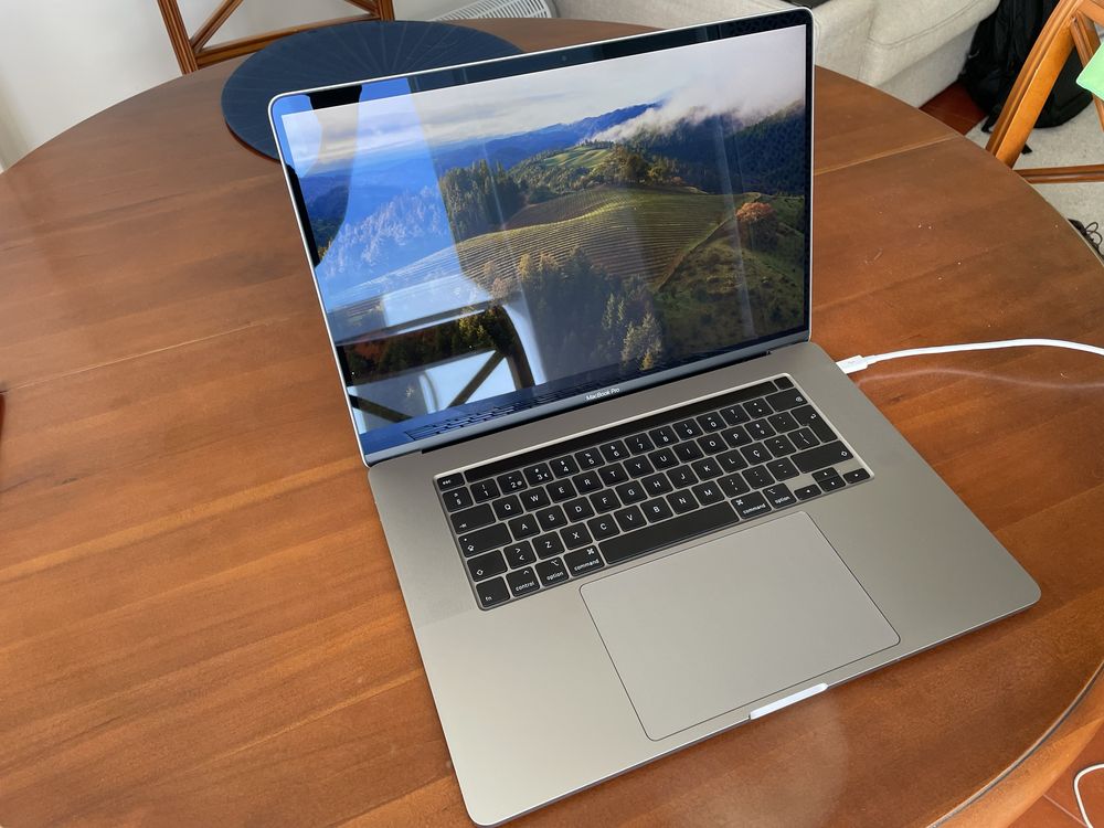 MacBook Pro 16 inch 2.4 GHz i9 32GB 1TB