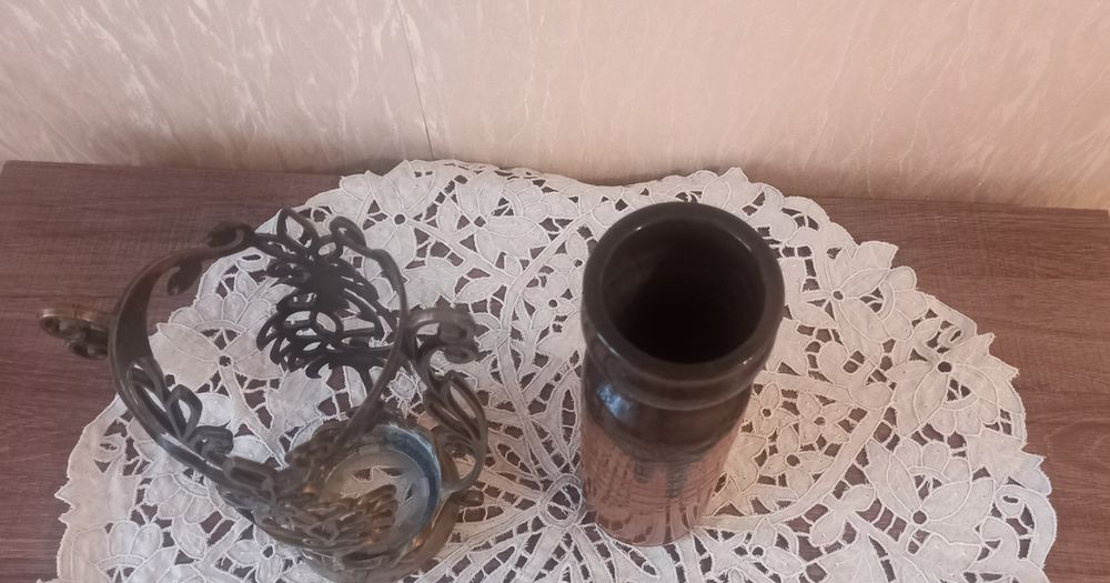 Старинная ваза в кованой подставке