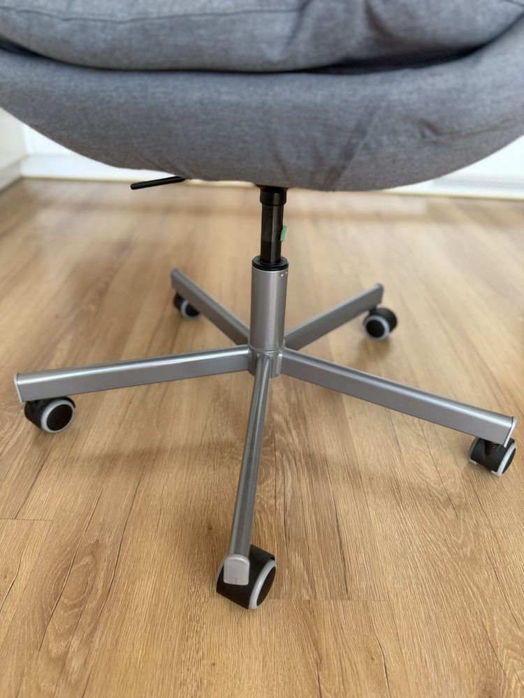 Krzeslo obrotowe Ikea Skruvsta szary