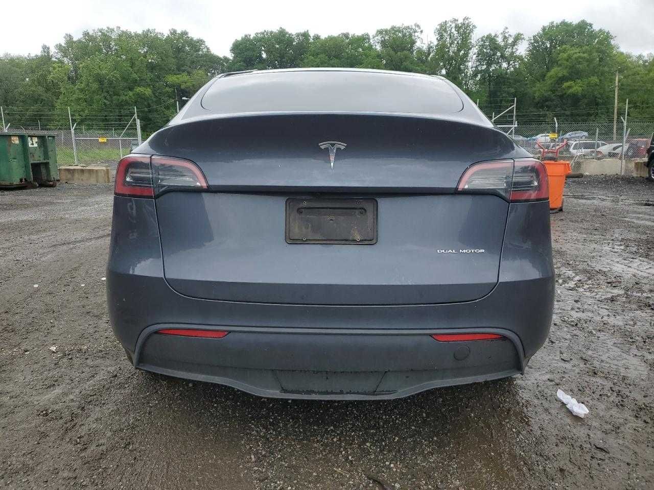 Tesla Model Y 2023)