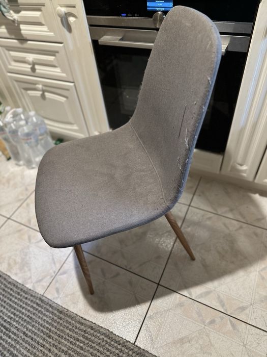 Стільці Jysk робочі але після лапок котика.