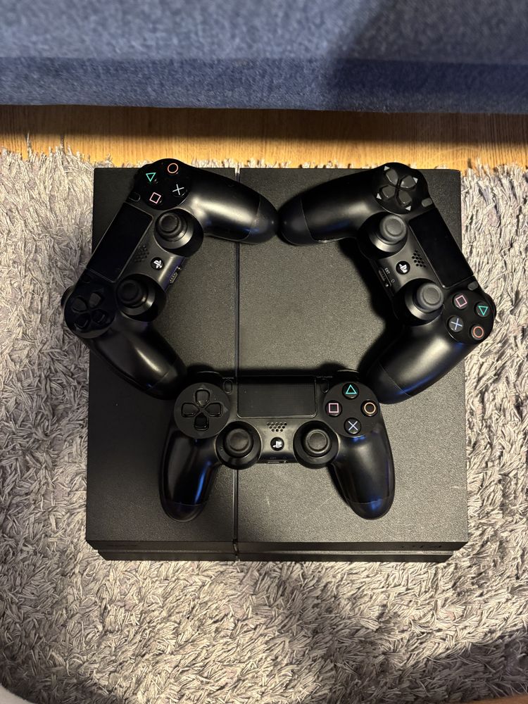 Konsola ps4 z grami, kablami i padami