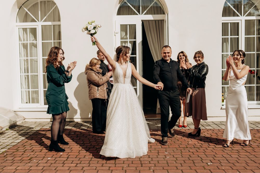 Весільна сукня кольору айворі