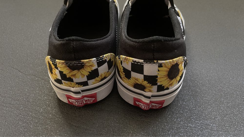Кеди та сліпони Vans