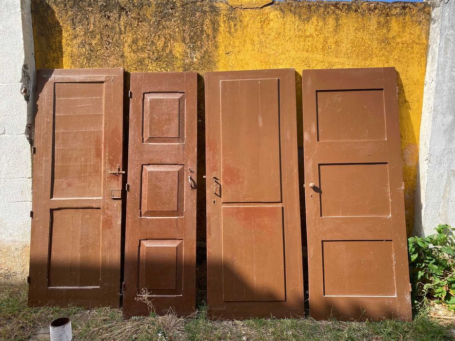 Portas de madeira maciça — 210 cm de altura (4 unidades disponíveis)