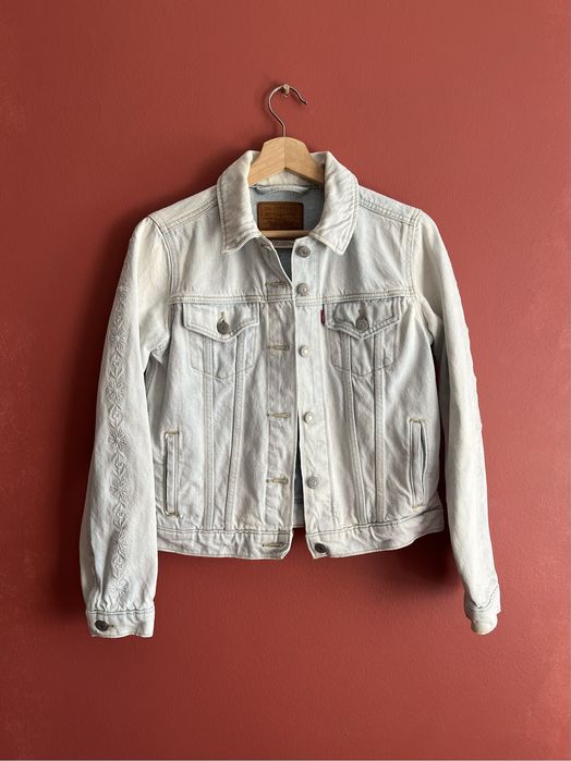 kurtka katana jeansowa jasna z haftem kwiaty na rękawach Levi’s S