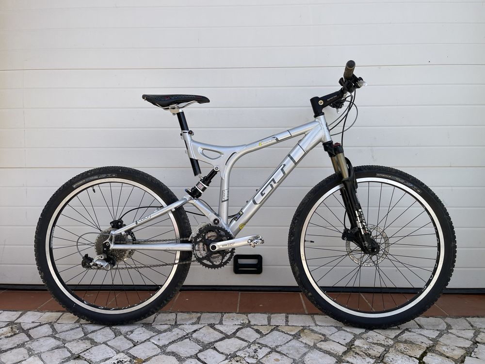 Bicicleta GT i-drive suspensão total