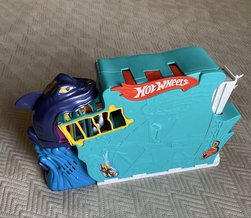 HOT WHEELS -Maleta Tubarão Mattel  (como novo)