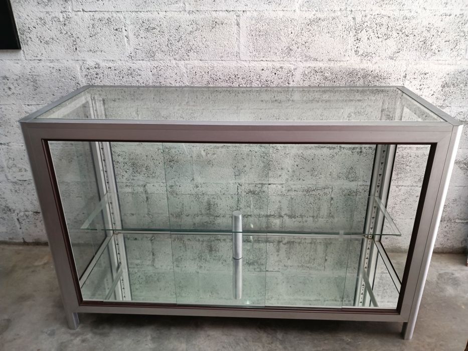 Vitrine / balcão expositor estrutura em alumínio, fundo em espelho, re