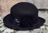 Czarny kapelusz ze średnim rondem