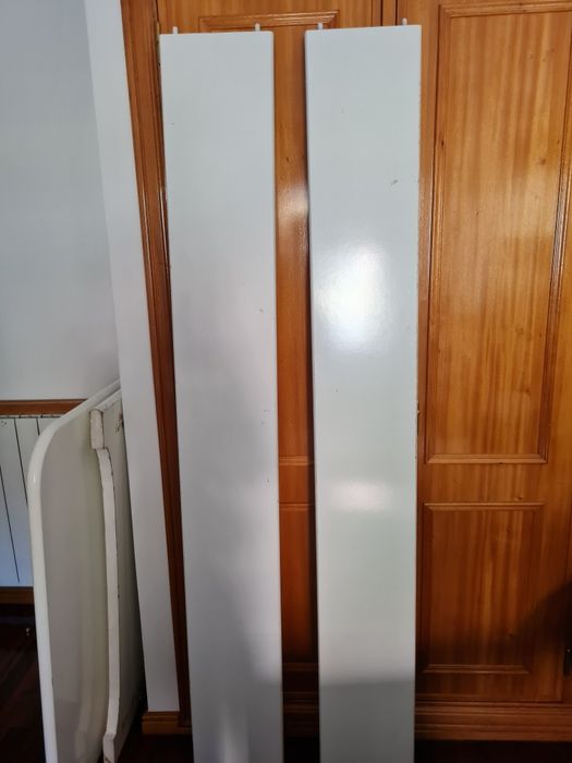 Cama, mesa de cabeceira e estante de madeira maciça branca