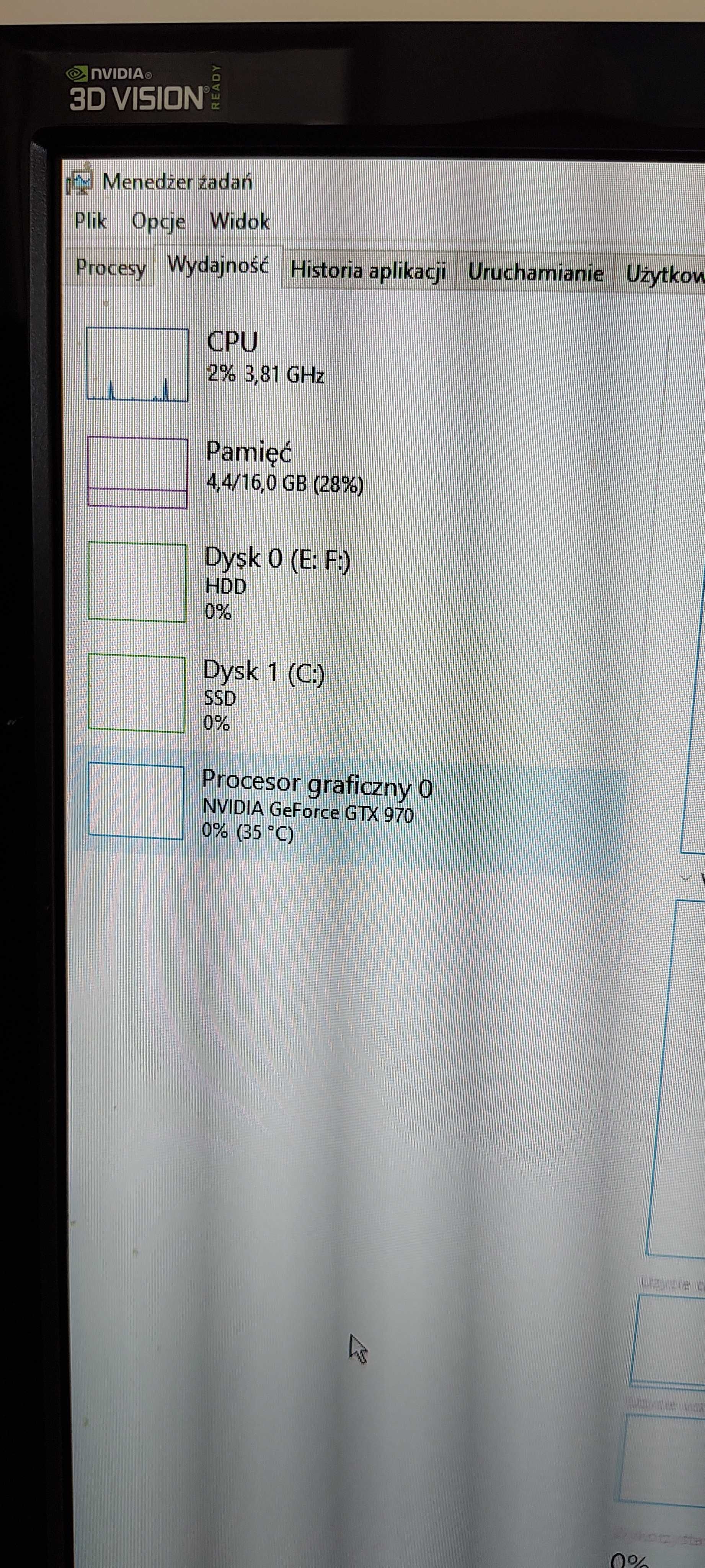 Komputer z monitorem do gier i zdjęć