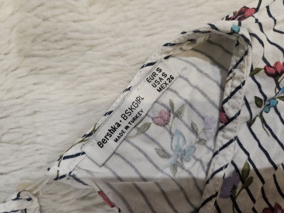 Bluzka w kwiaty bershka tanio paski falbany guziczek s