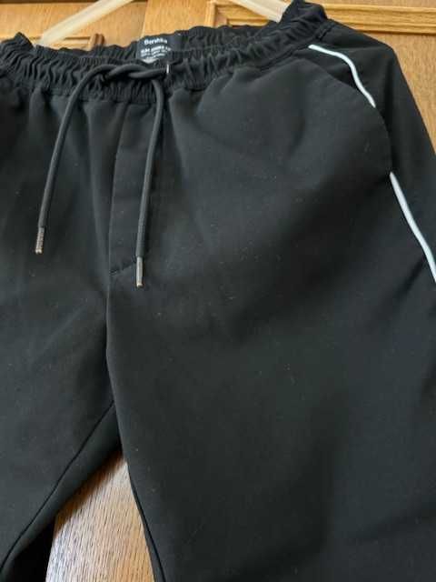 Spodnie męskie M Jogger fit Bershka czarne z białymi lampasami