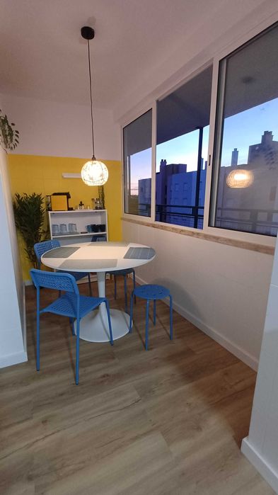 Quarto individual para estudante na Caparica com contas incluídas.