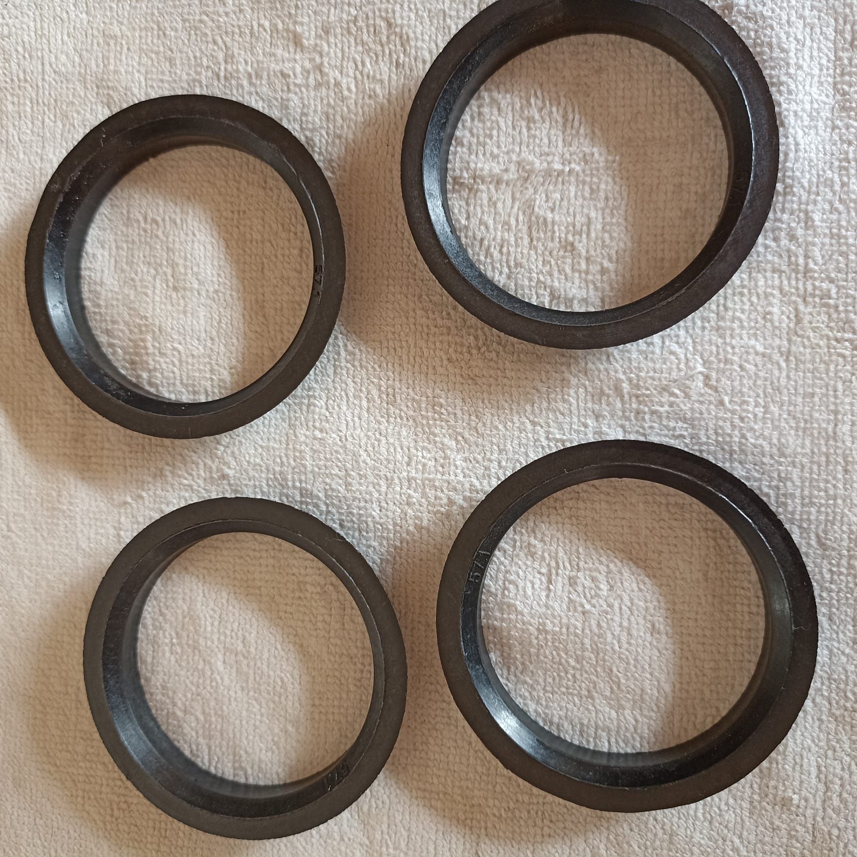 Vendo anilhas de enchimento para jantes Vw Polo e cinco tampões.