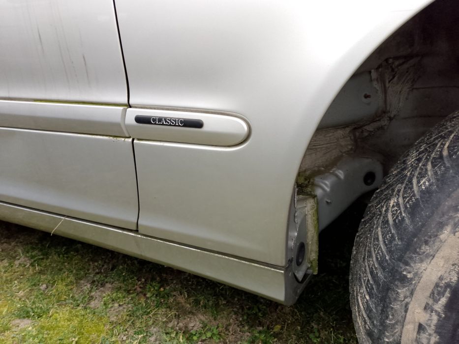 MERCEDES-BENZ W203 błotnik przedni prawy C744 kombi sedan lift