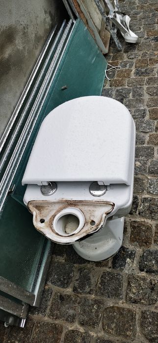 Sanita em bom estado e recente