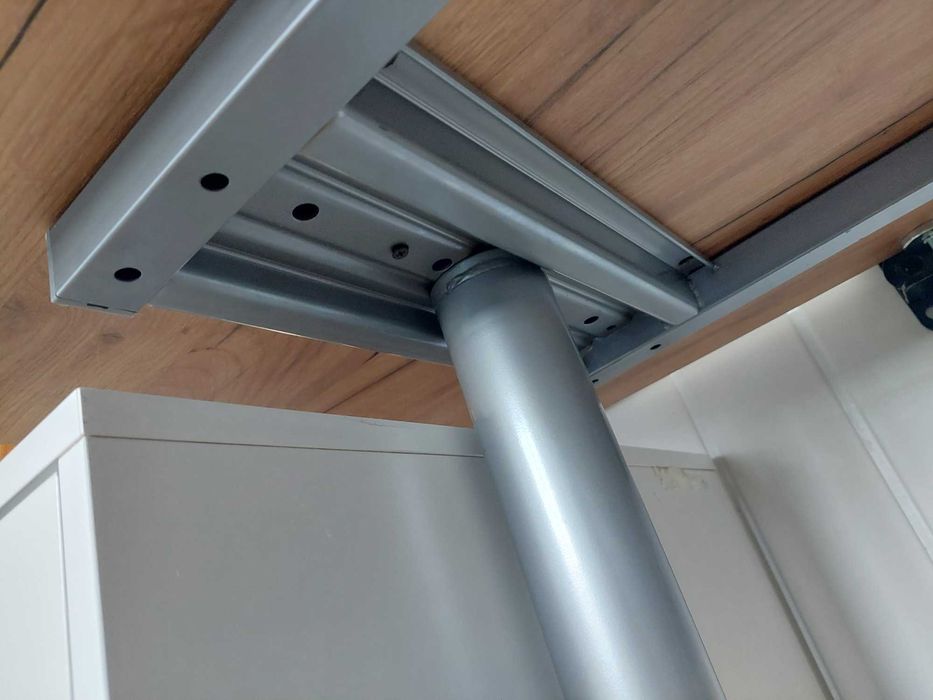 Biurko duże 150 cm x 80 cm. Nogi z regulacją wysokości.