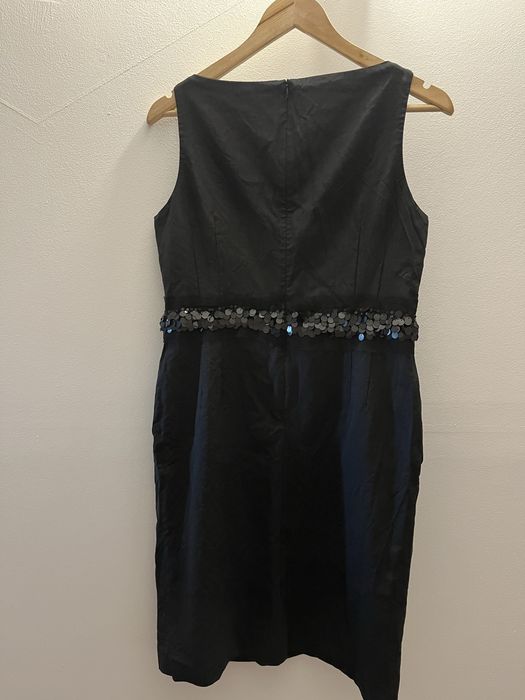 Czarna, elegancka sukienka z koronką i cekinami