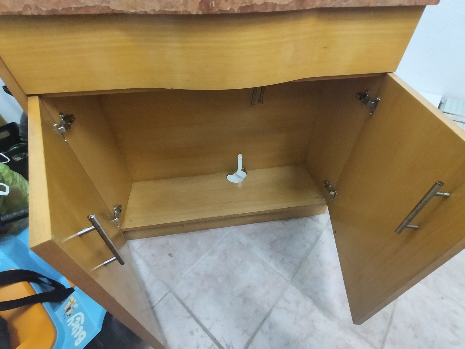 Vendo móvel de WC.