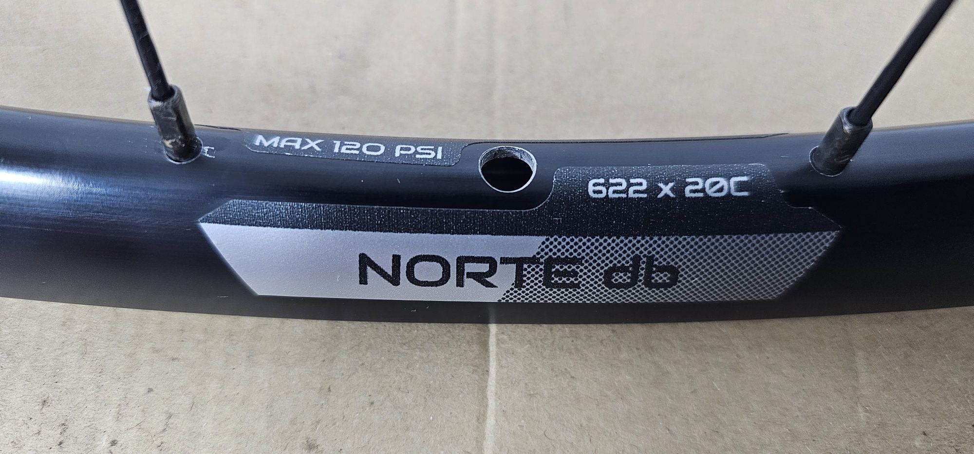 Zestaw Nowych kół Forza Norte db . Gravel