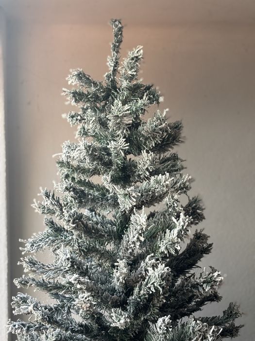 Árvore de Natal 210 cm efeito nevada e enfeites