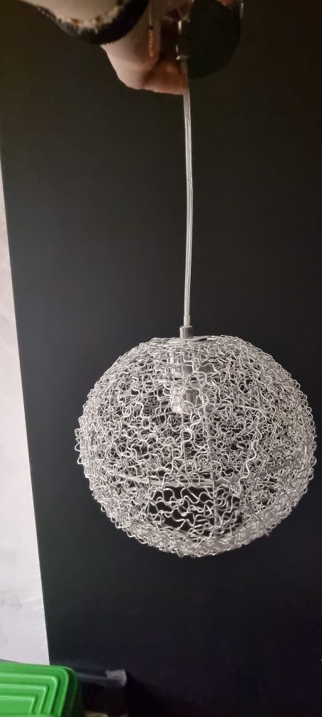 Efektowna, srebrna lampa sufitowa (przeplatane druciki)