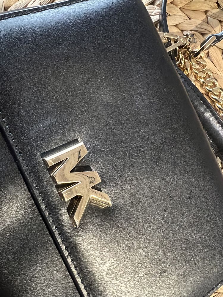MK Michael Kors czarna torebka na złotym łańcuszku
