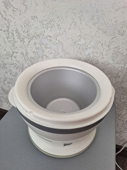 Мороженица KENWOOD IM 250.
Потужність: 4/6 Вт. Обсяг: 1 л. Ма