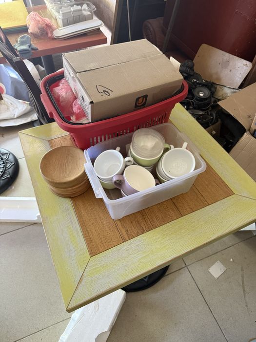 Столи деревʼяні на металевій ніжчі