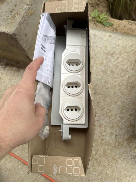 Блок розеток в щит Hager VZ00UP