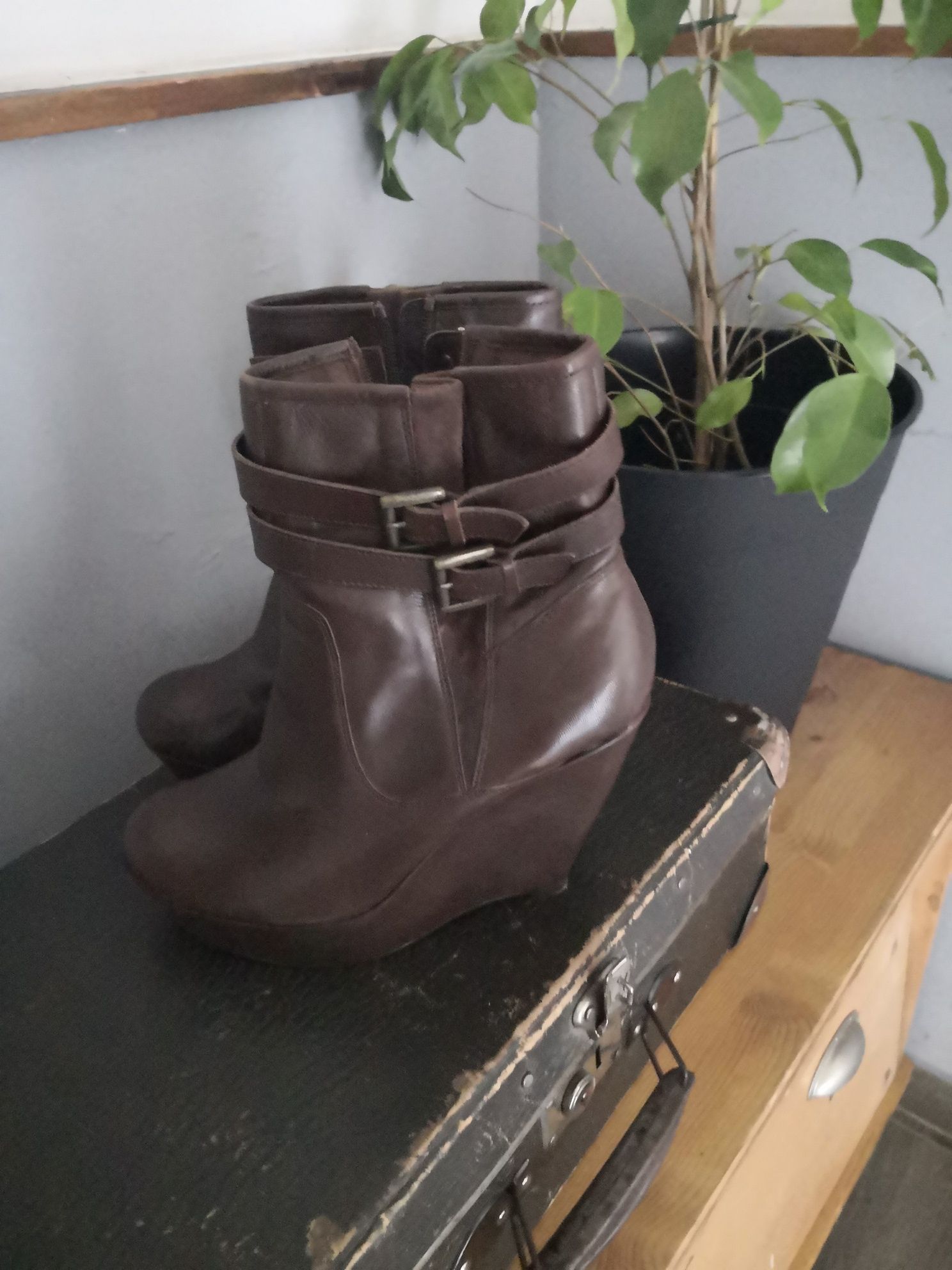 Buty że skóry na koturnie, oryginalny kształt 38