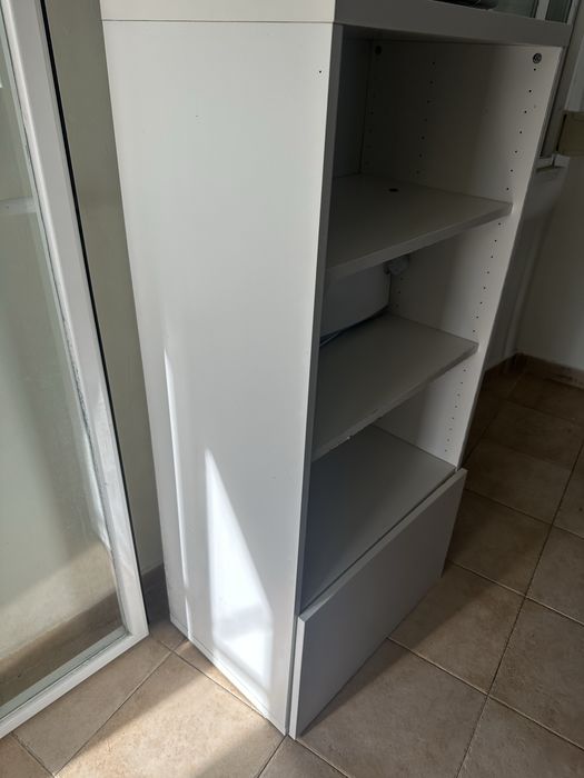 Estante IKEA com porta