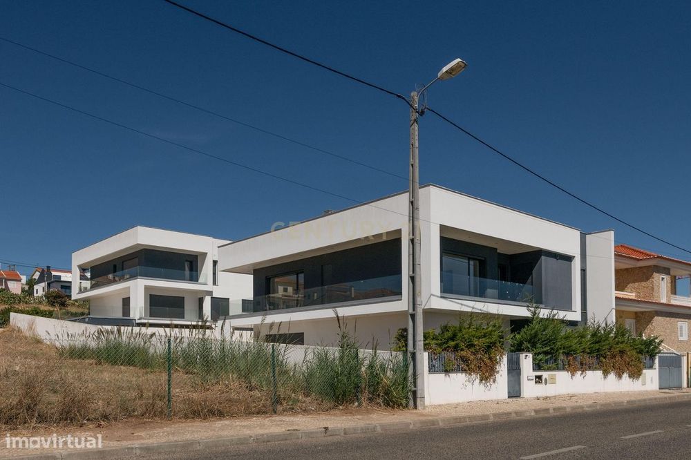 Moradia T5 de Luxo em Santo António dos Cavaleiros com Piscina e Garag