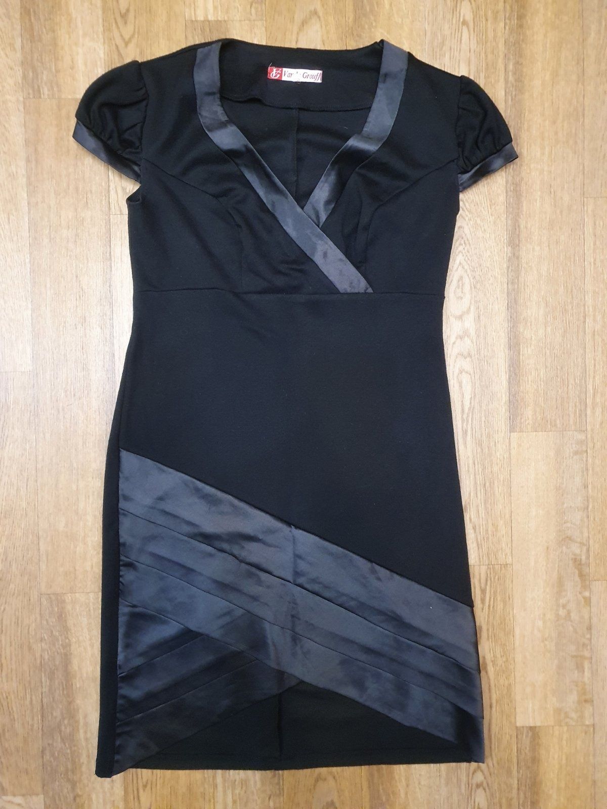 Платье черное с атласными вставками
