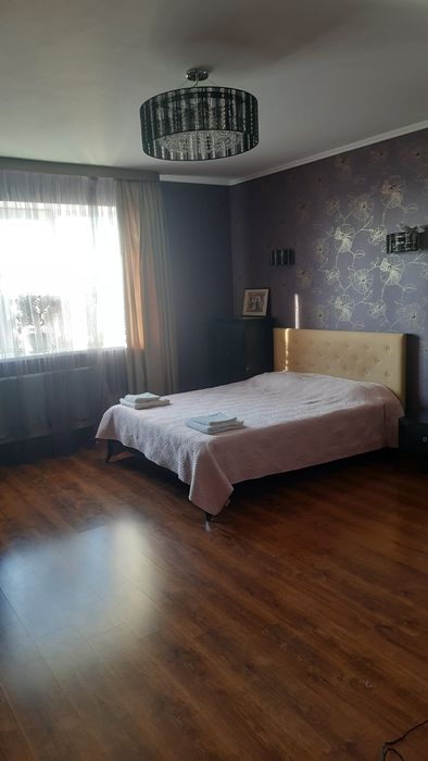 ЛЮКС . .Недалеко від центру. Біля медичного університету ім.