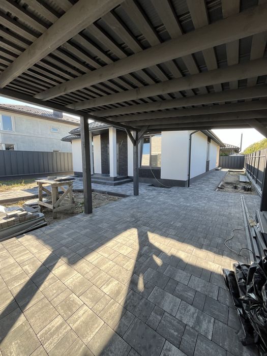 Однововерховий будинок в районі нової забудови