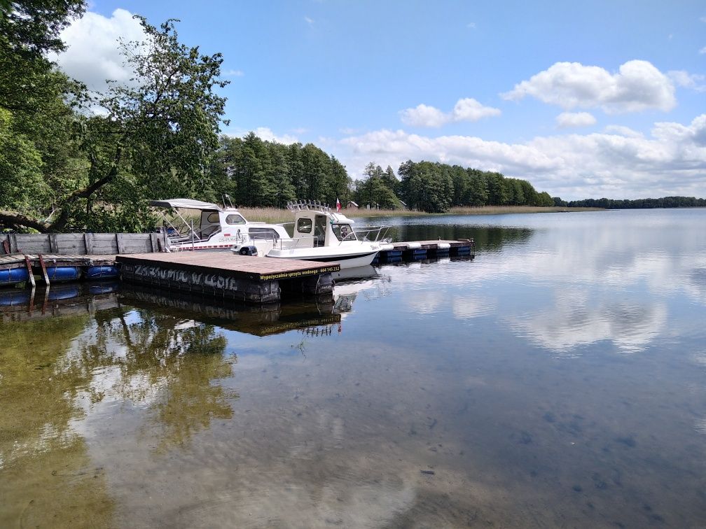 Miejsce parking marina łódz motorowa wedkarska