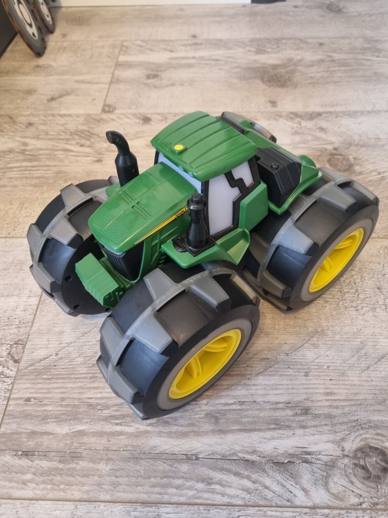 Traktor świecący z dzwiekiem john deere