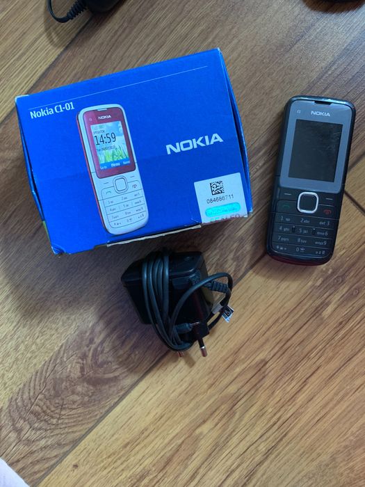 Zestaw oldschoolowych telefonów komórkowych - klasyki.