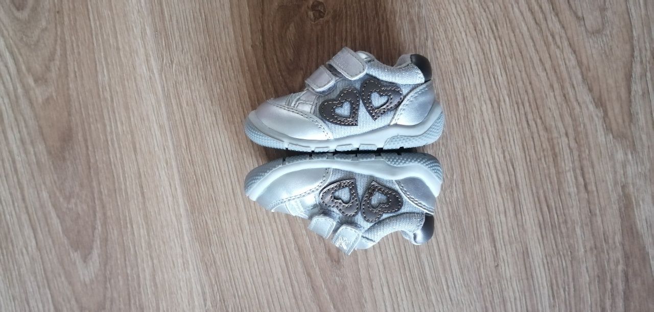 Chicco buty buciki 18 srebrne w serduszka