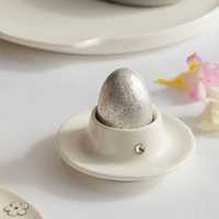 Porcelanowe naczynie na jajko Glamour białe z brylancikiem eleganckie