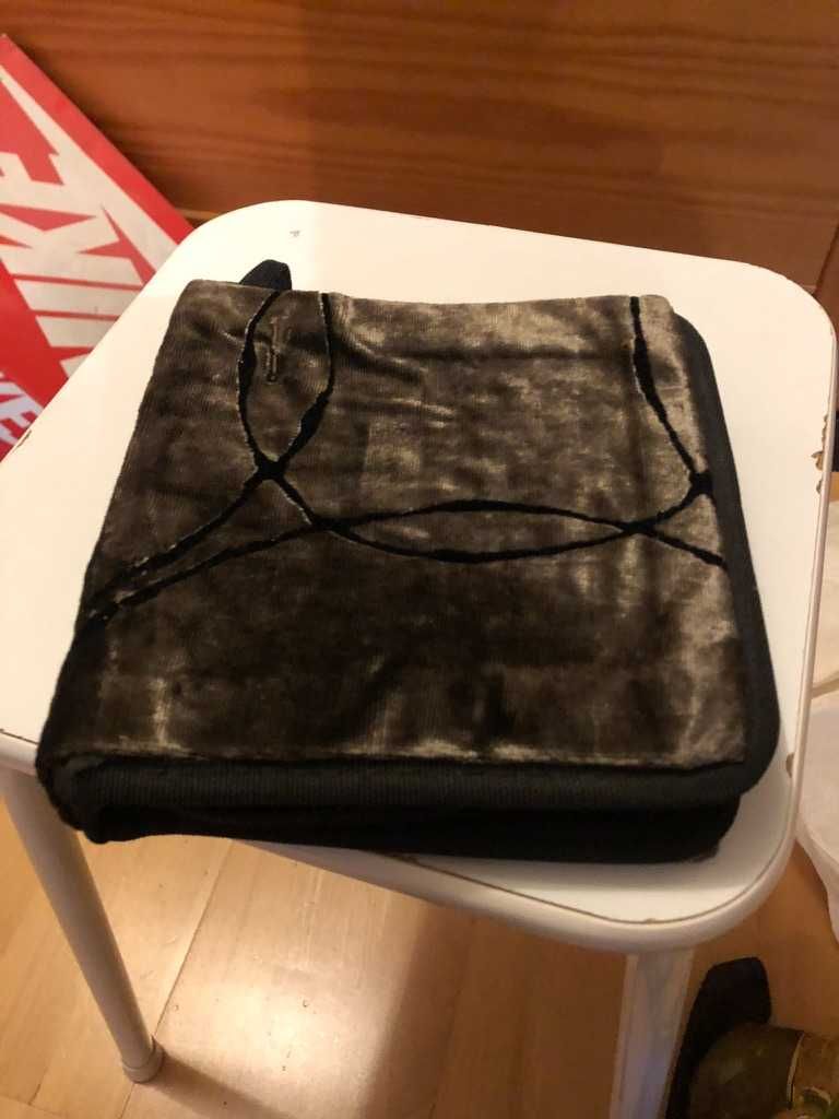 porta cds em veludo castanho