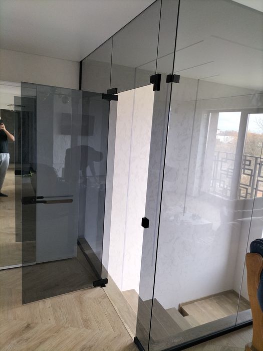 Скляні двері розсувні розпашні офісні в проєм купити замовлення скло