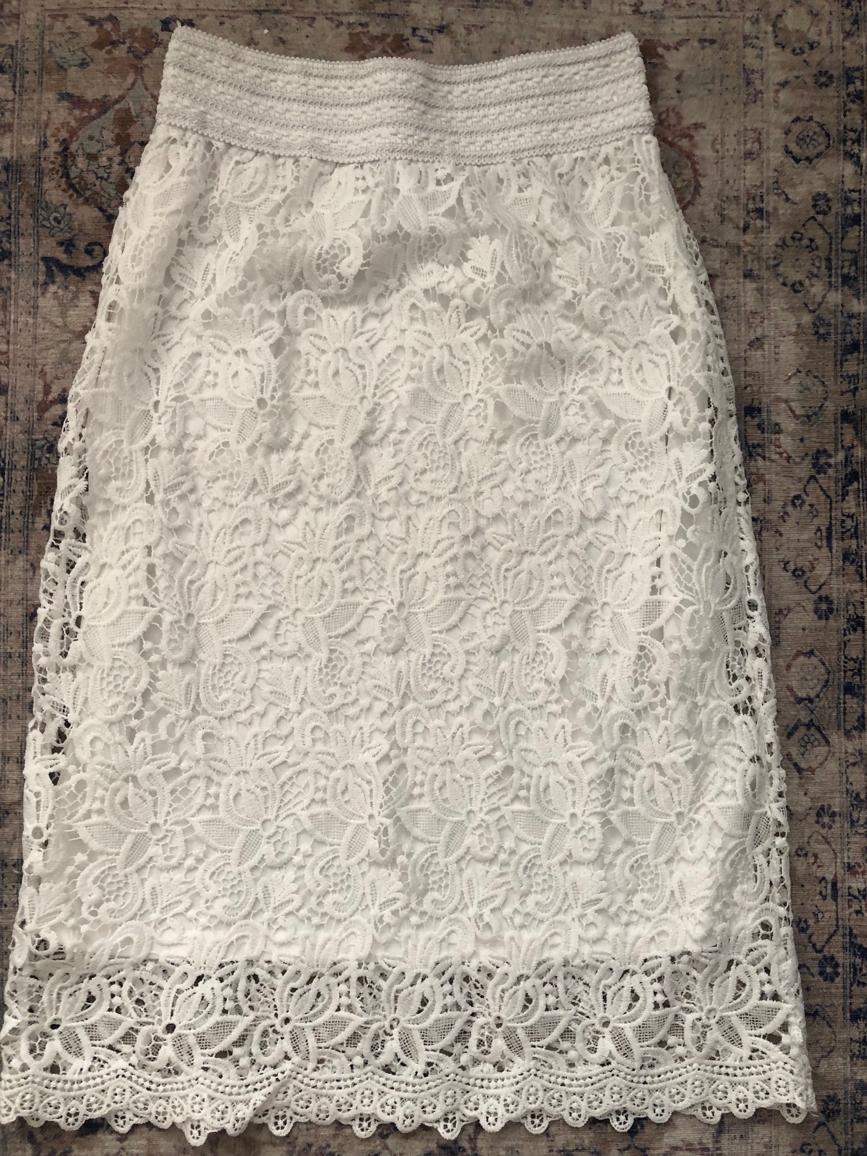 Biała ażurowa spódnica
