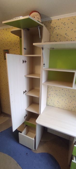 Дитяча спальня Двохповерхове ліжко Шафа Стіл Полиці