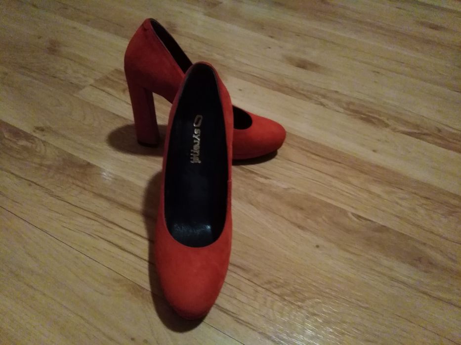 Czerwone zamszowe buty na slupku