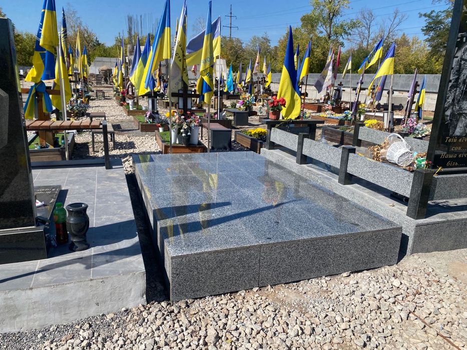 Гранітні памʼятники