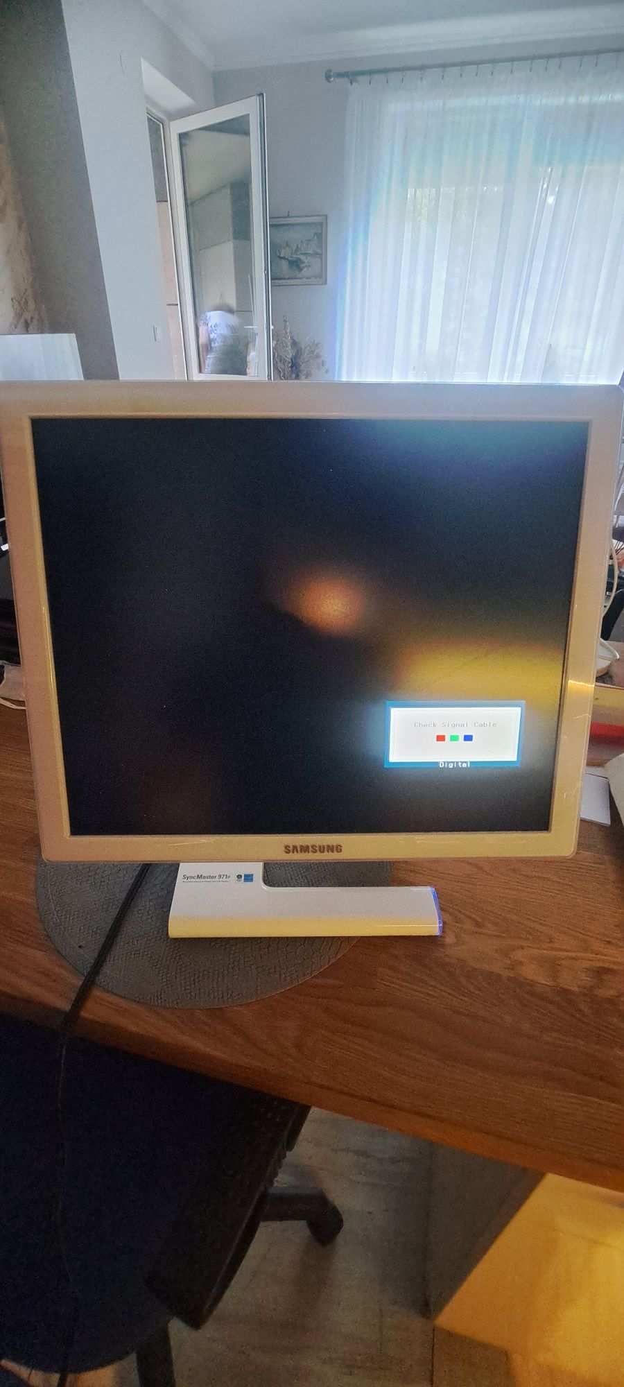 Monitor Samsung sprawny.